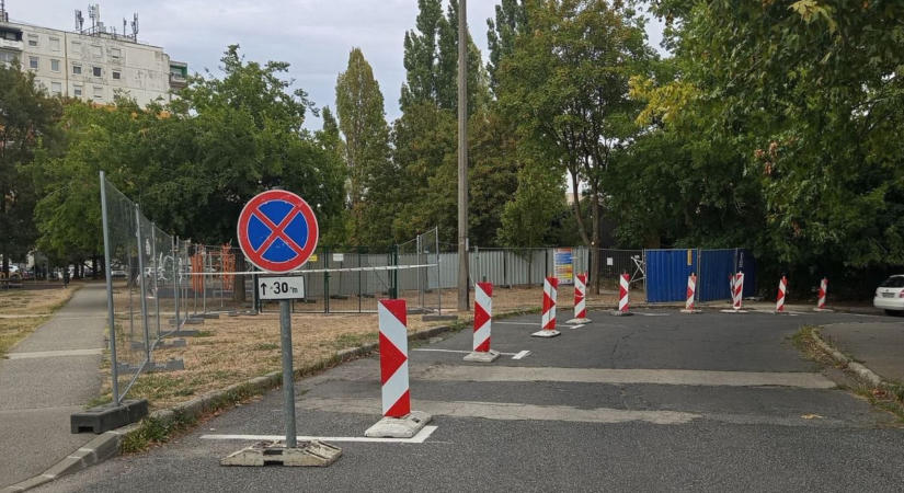Újabb parkolóhelyek tűntek el az uszodánál, a járda egy részét is lezárták ( galéria)