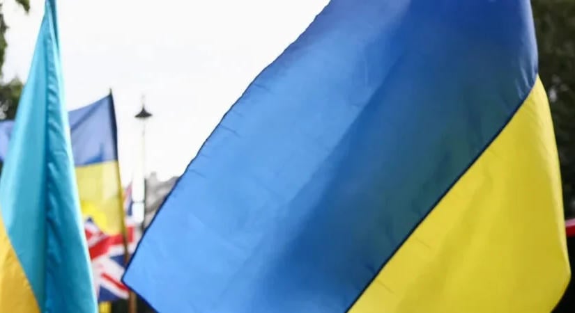 Vilniusban ittas férfiakat vettek őrizetbe, akik letépték az ukrán zászlót egy épületről