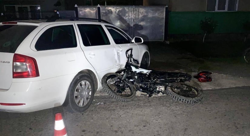 Két 14 éves fiú sérült meg egy gépjármű és egy motor ütközése során a Munkácsi járásban