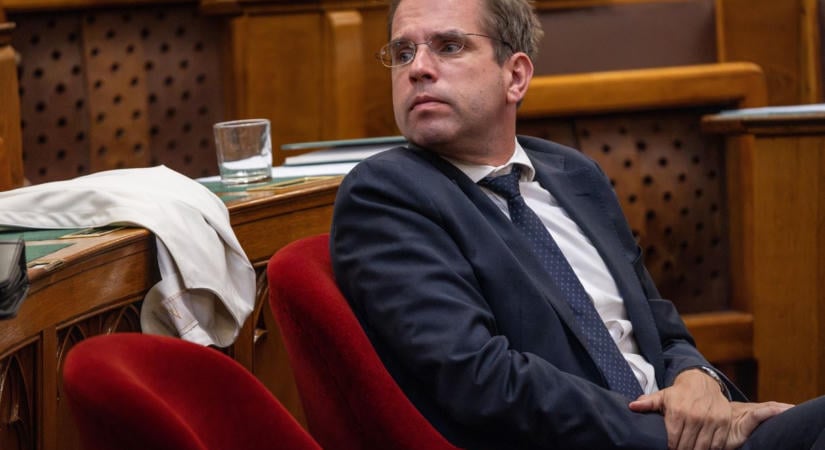 Ruff Bálint tárcája 455 millió forintnyi kétes megrendelés miatt tett feljelentést