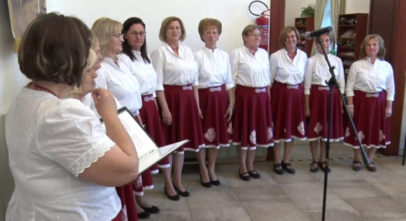 Dallamok szárnyán, hagyományok nyomában