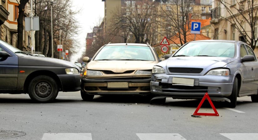 Változtass útitervet, ha erre indulsz: hármas karambol bénítja a 65-ös főutat Ságvárnál
