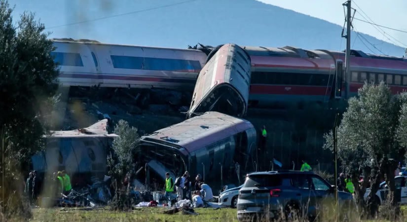 Két vonat ütközött Spanyolországban, több tucat ember meghalt a balesetben